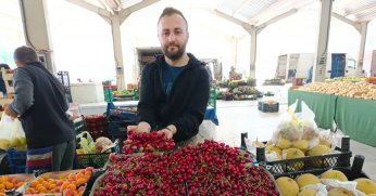 Pazarda yaz meyveleri  tezgahları süslüyor