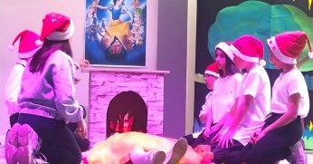 Öğrencilerden yabancı  dilde tiyatro gösterisi   