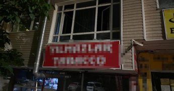    Kilitli kaldığı iş yerinin camından düştü