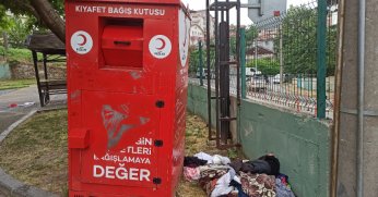 Yere saçılan  kıyafetler tepki çekti