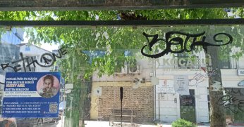 Yazılarla kirletilen  durak tepki çekti