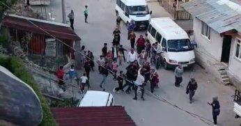 İki grubun kavgasında tuğlalar havada uçuştu