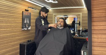 Minibüsü kuaför salonuna çevirdi