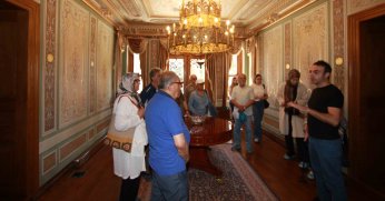 Huzurevi sakinleri tarihi konağı gezdi