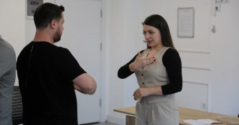 Eğitimde, işaret dilini öğrendiler