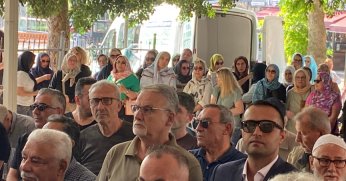 Demet Akalın kuzenini son yolculuğuna uğurladı