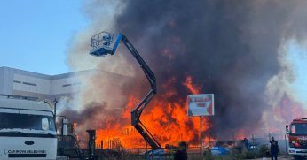 Palet fabrikası alev alev yandı