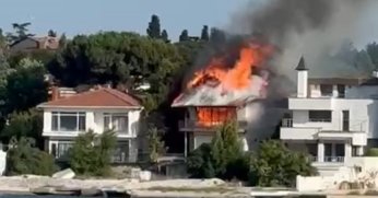 İki katlı yalı alev alev yandı