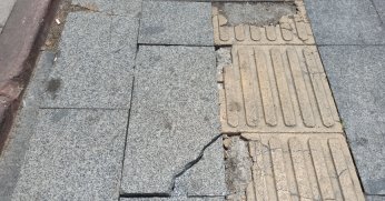 Bozuk kaldırım onarılmayı bekliyor