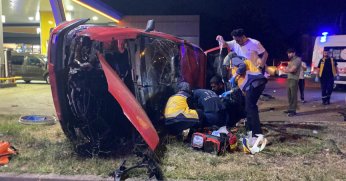 Akaryakıt istasyonuna dalan araç takla attı: 2 yaralı