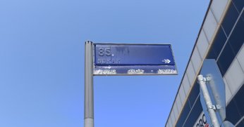 Yazıları silinen tabela yenilenmeyi bekliyor