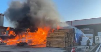 Kereste deposunda korkutan yangın