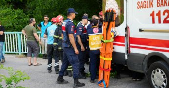 Oğlunu kurtarmak isterken hayatını kaybetti