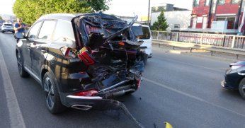 Yeni alınan araca kamyon çarptı: 1 yaralı