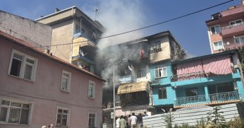 2 binayı saran yangında 3 kişi mahsur kaldı