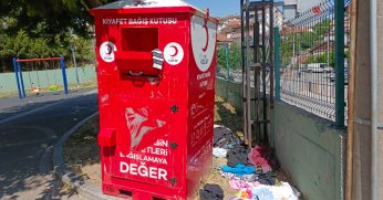 Bağış kutusu yanında istenmeyen görüntü