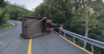 Devrilen traktörün altında kalarak yaralandı