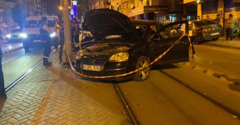 Alkollü sürücü tramvay yoluna daldı: 2 yaralı