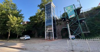 Modern asansörle üç yere geçiş kolaylığı