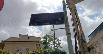 Yazıları silinen tabela yenilenmeli