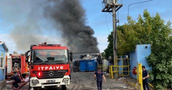Geri dönüşüm fabrikası alevlere teslim oldu