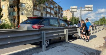 Otomobil bariyerlere çarpıp ters döndü: 1 yaralı