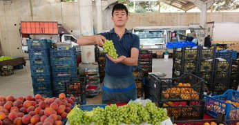 Üzüm 100 lirayı aşan fiyatıyla tezgahta  