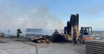 Çıkan yangında paletler kül oldu