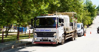 Yaz turizmiyle yoğunlaşan alanlarda yol çizgi çalışması