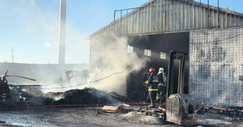 Hurda deposundaki yangın plastik kalıp atölyesini de sardı