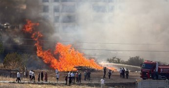 Yeşil alandaki yangın kısa sürede büyüdü