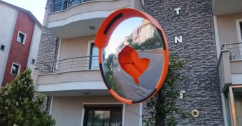 Kırık trafik aynası yenilenmeyi bekliyor