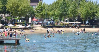 Sıcaktan bunalanlar plajlara akın etti