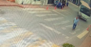 Minibüsün altında kalan yaşlı adam yaralandı