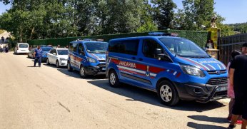 Evinde silahla vurulmuş halde bulundu