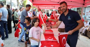 On binlerce Türk Bayrağı dağıtıldı