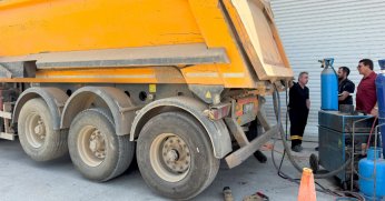 Kafası damper kapağına sıkışan sürücü öldü