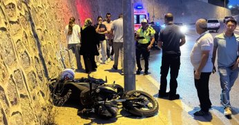 Kaldırıma çarpan motosikletteki 2 kişi yaralandı