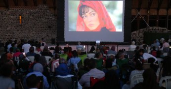 Açık havada film gösterimi ilgi gördü