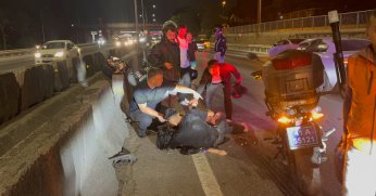 Kaz yaptı, arkadaşının başından ayrılmadı