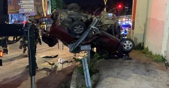 Otomobil bariyerde asılı kaldı: 2 ölü