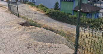 Çöken kaldırımın onarılması isteniyor