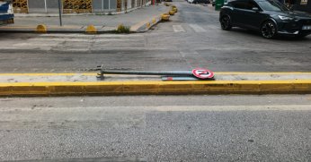 Levhanın yerine takılması isteniyor