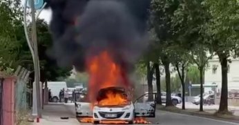 Seyir halindeki otomobil alev aldı