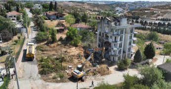 Riskli yapıların yıkımına başlandı
