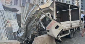 Kamyonet beton bloğa çarptı: 1 yaralı