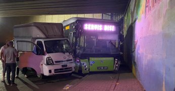 Halk otobüsü ile kamyonet çarpıştı: 2 yaralı