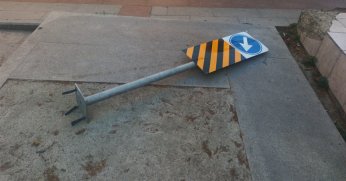 Devrilen levha yerine takılmalı