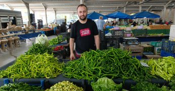 Turşuluk biberler pazar tezgahında