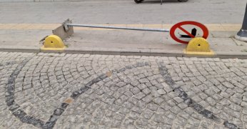 Kaldırımdaki tabela tepki çekiyor